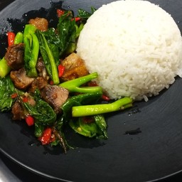 ข้าวราด คะน้าหมูกรอบ