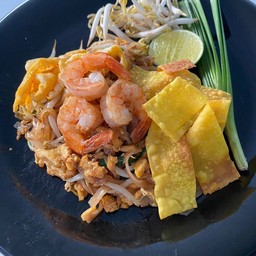 ผัดไทยกุ้ง เกี๊ยวกรอบ