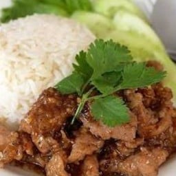 หมูผัดกระเทียมแบบโบราณราดข้าว