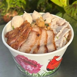 [อร่อยซ่ากับโค้ก] ก๋วยเตี๋ยวหมูรวม + โค้ก ออริจินัล (ขวด)