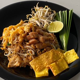 ผัดไทยหมู เกี๊ยวกรอบ