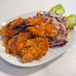กุ้งทอดซอสมะขามเป็นกับข้าว Fried shrimp with tamarind sauce