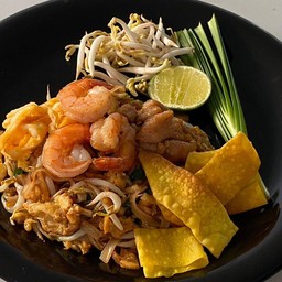 ผัดไทยรวม (กุ้ง+หมู) เกี๋ยวกรอบ