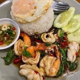 ข้าวกะเพรากุ้ง