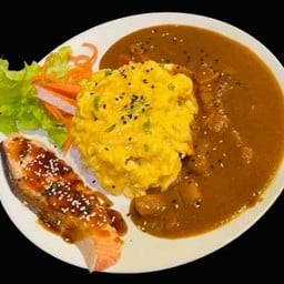 ข้าวเเกงกะหรี่สเต็กเเซลมอลไข่ข้น