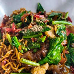 มาม่าผัดขี้เมา หมูกรอบ หมู ไก่ ทะเล(เลือกได้1อย่าง)