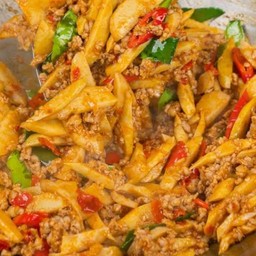 ข้าวหน้า ผัดพริกแกงหมูสับ หน่อไม้ดอง