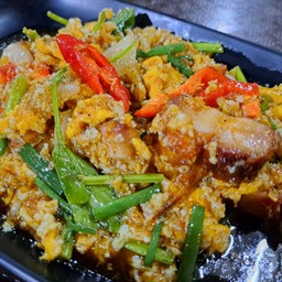 หมูกรอบผัดผงกะหรี่