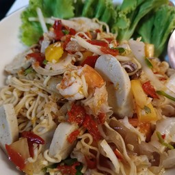 [อร่อยซ่ากับโค้ก] ยำมาม่ารวมมิตร +  โค้ก ออริจินัล (ขวด) 