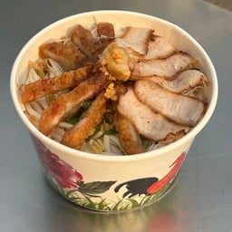 ก๋วยเตี๋ยวหมูแดงหมูกรอบ