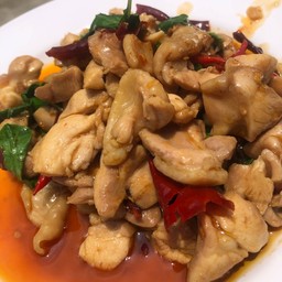 กะเพราไก่ชิ้น