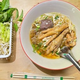 ร้านก๋วยเตี๋ยวไก่มะระ ลุงรัตน์ สาขาวัดบ้านเปลือยใหญ่