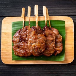 หมูปิ้งนมสด 15 ไม้ ฟรีข้าวเหนียว 1 ห่อ