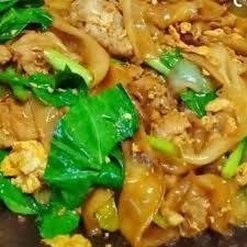 ผัดซีอิ้ว หมู ไก่ กุ้ง  ทะเล