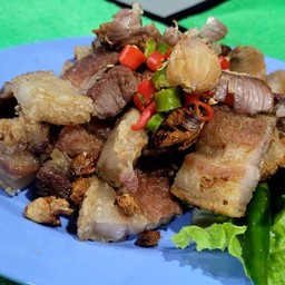 กระเพราสามชั้นทอดกรอบราดข้าว