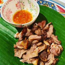 เบนซ์หมูตุ๋นยาจีน  ตลาดริมบึงแก่งนคร