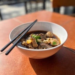 ก๋วยเตี๋ยวเนื้อตุ๋น หมูตุ๋น ครัวยาดา นางลิ้นจี่