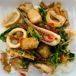 กะเพราปลาหมึก+หมูกรอบ