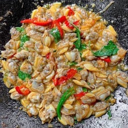 ข้าวผัดกระเพรา เนื้อหอยลายพริกแห้ง