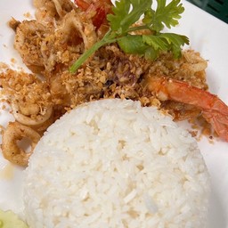 ทะเลทอดกระเทียมราดข้าว