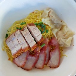 บะหมี่เกี๊ยวหมูแดงหมูกรอบ