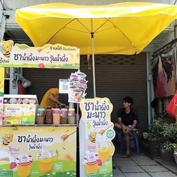 J&B เย็น สมูสตี้ ถนนลาดกระบัง ติดกับร้านสกายนวดเพื่อสุขภาพ ไกล้กับป้ายรถเมล์ซอย42