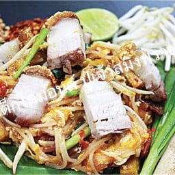 ผัดไทยหมูกรอบ