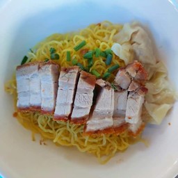 บะหมี่เกี๊ยวหมูกรอบ