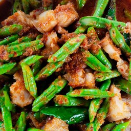 ข้าวผัดพริกแกงถั่วใส่หมูสามชั้นทอด