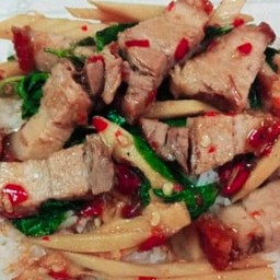 ข้าวกระเพราหน่อไม้หมูกรอบ