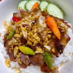 Piglet House ข้าวหมูทอดกระเทียมพริกสด