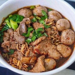 ก๋วยเตี๋ยวหมูน้ำตกยายต้อย