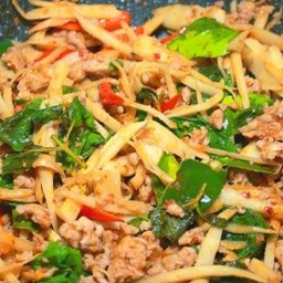 ข้าวกระเพราหน่อไม้หมูสับ