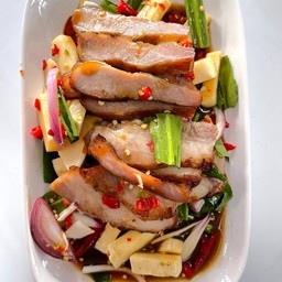 ยำคอหมูย่าง