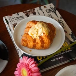 ALMOND CROISSANT