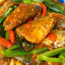 ผัดคะน้าปลากระป๋องราดข้าว