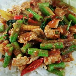ข้าวผัดพริกแกงหมู+ถั่ว