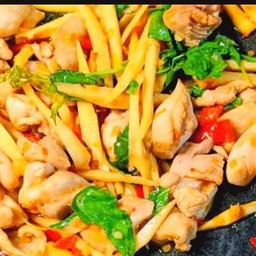 ข้าวกระเพราหน่อไม้ไก่