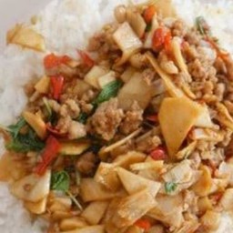 ผัดหน่อไม้ดองราดข้าว