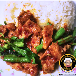 ข้าวผัดพริกแกงหมูชิ้น + ไข่ดาว