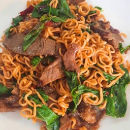 มาม่าผัดกะเพราหมูตุ๋น