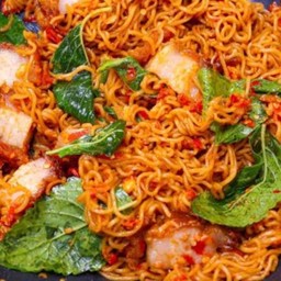 ผัดมาม่าขี้เมาหมูกรอบ