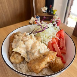 ข้าวหน้าไก่ทอดซอสนัมบัง