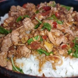 หมูผัดตะไคร้ราดข้าว