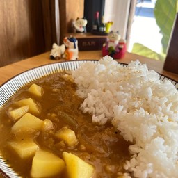 ข้าวแกงกะหรี่มันฝรั่ง (ไม่มีเนื้อสัตว์)
