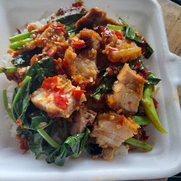 คะน้าหมูกรอบ