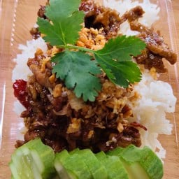 เนื้อทอดกระเทียมพริกไทยราดข้าว