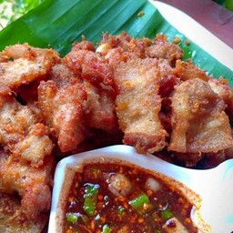ข้าวราดหมูสามชั้นทอดกระเทียม