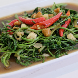 ผัดกระเฉดไฟแดง