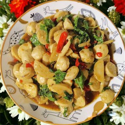 เส้นใหญ่ทอดไข่หน้ากระเพราปลาหมึก